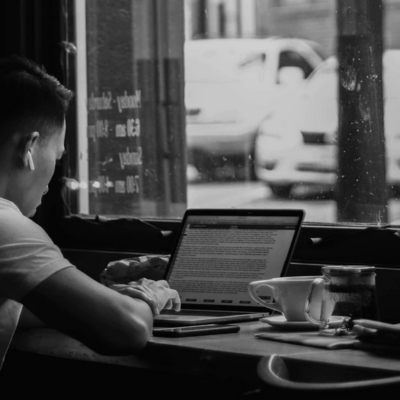 カフェでパソコンを使用する男性