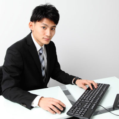 パソコンで仕事をしている男性